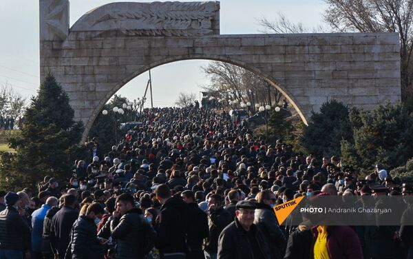 Участники Шествия памяти входят на территорию пантеона Ераблур (19 декабря 2020). Еревaн - Sputnik Армения