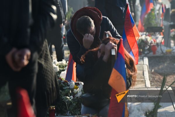 Родные скорбят на могилах погибших в пантеоне Ераблур (19 декабря 2020). Еревaн - Sputnik Армения