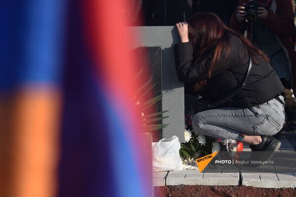 Девушка скорбит на могиле в пантеоне Ераблур (19 декабря 2020). Еревaн - Sputnik Армения