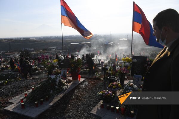 Война и цветочный бизнес: кто, как и почему в Армении греет руки на чужом горе Война и цветочный бизнес: кто, как и почему в Армении греет руки на чужом горе - Sputnik Армения