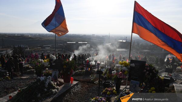 Родные скорбят на могилах погибших в пантеоне Ераблур (19 декабря 2020). Еревaн - Sputnik Армения