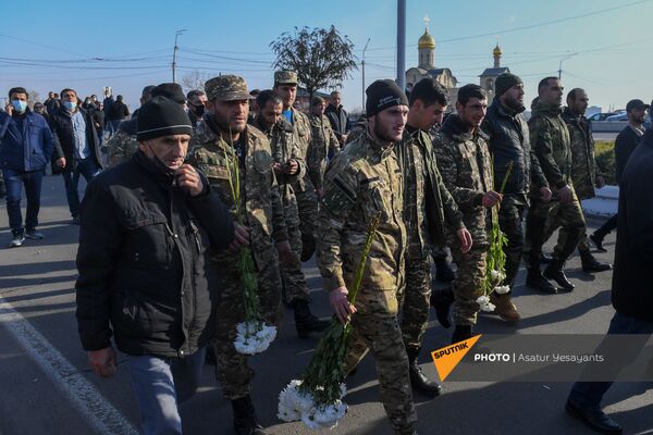 Военнослужащие в пантеоне Ераблур (19 декабря 2020). Еревaн - Sputnik Армения