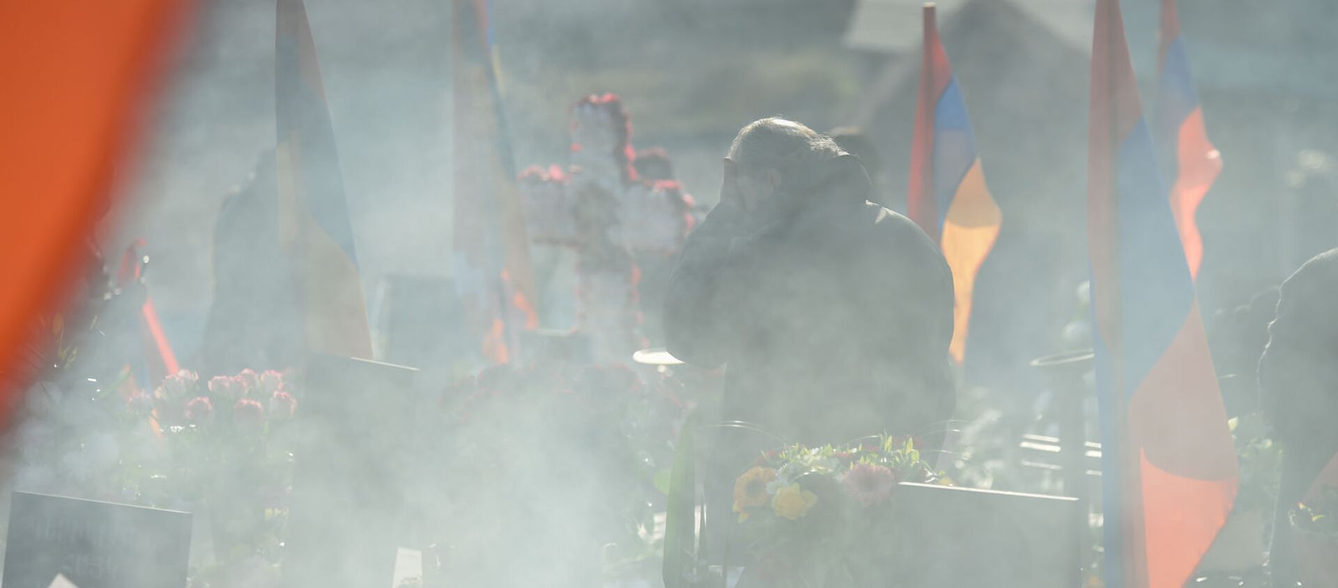 Родные скорбят на могилах погибших в пантеоне Ераблур (19 декабря 2020). Еревaн - Sputnik Արմենիա, 1920, 07.01.2021