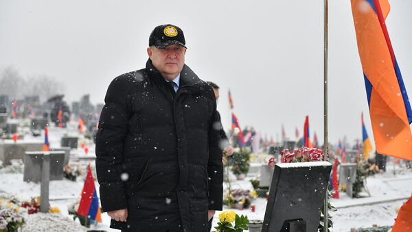 Президент Армен Саркисян посетил военный пантеон Ераблур (20 декабря 2020). Еревaн - Sputnik Армения