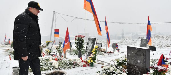 Президент Армен Саркисян посетил военный пантеон Ераблур (20 декабря 2020). Еревaн - Sputnik Արմենիա