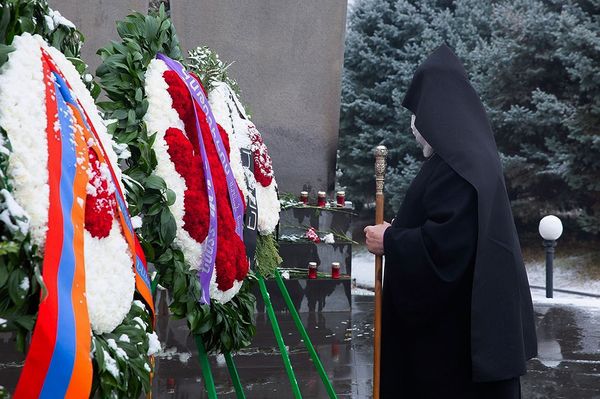 Խունկ և օրհնություն. Գարեգին Բ-ն այցելել է Եռաբլուր. լուսանկարներ Խունկ և օրհնություն. Գարեգին Բ-ն այցելել է Եռաբլուր. լուսանկարներ - Sputnik Արմենիա