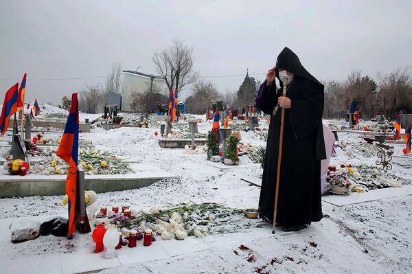 Вечная память: Гарегин II посетил военный пантеон Ераблур - Sputnik Армения