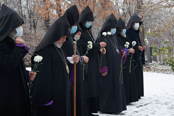 Вечная память: Гарегин II посетил военный пантеон Ераблур - Sputnik Армения