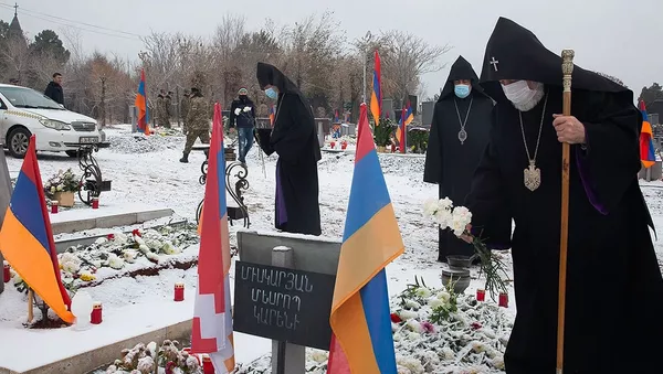 Католикос Гарегин Второй во главе армянского духовенства посетил военный пантеон Ераблур (20 декабря 2020). Еревaн