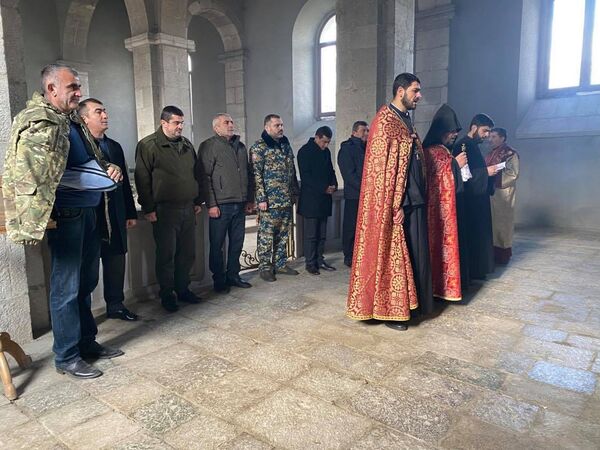 Особенно за пропавших без вести: глава Карабаха помолился в Амарасе - Sputnik Армения