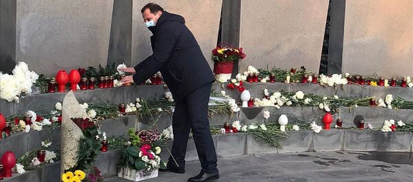 Давид Тоноян посетил военный пантеон Ераблур (20 декабря 2020). Еревaн - Sputnik Արմենիա