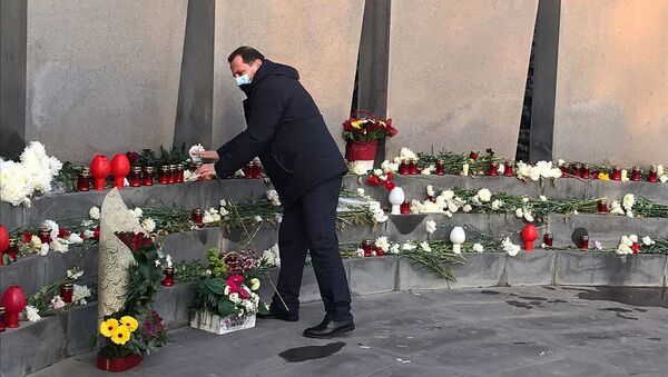 Давид Тоноян посетил военный пантеон Ераблур (20 декабря 2020). Еревaн - Sputnik Армения