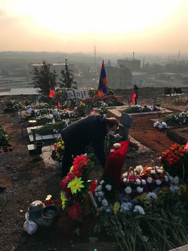 Экс-министр обороны Армении почтил память погибших в пантеоне Ераблур - Sputnik Армения