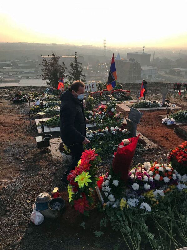 Экс-министр обороны Армении почтил память погибших в пантеоне Ераблур - Sputnik Армения