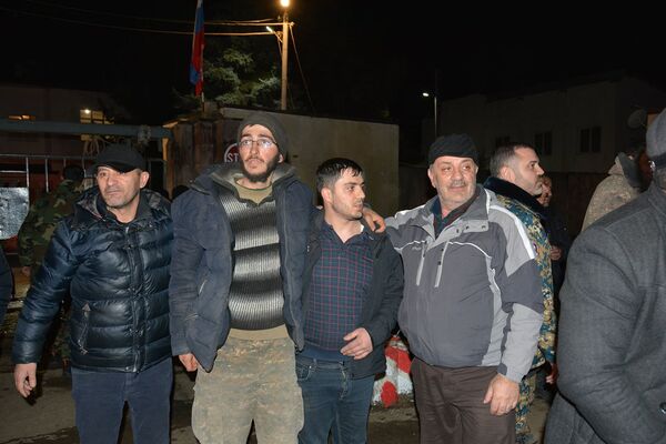 Найденные в Карабахе армянские солдаты пока останутся под присмотром врачей Найденные в Карабахе армянские солдаты пока останутся под присмотром врачей - Sputnik Армения