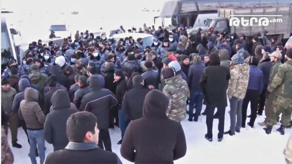 Акция в Сюнике: жители южной области Армении не пускают премьера Пашиняна Акция в Сюнике: жители южной области Армении не пускают премьера Пашиняна - Sputnik Армения