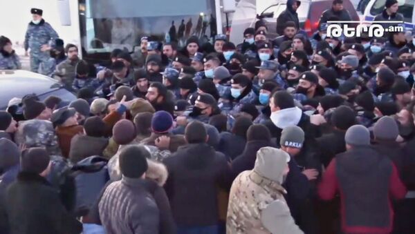 Полиция перекрыла дорогу, не позволив жителям Сюника запретить Пашиняну въезд в регион (21 декабря 2020). Сюник - Sputnik Армения