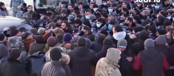 Полиция перекрыла дорогу, не позволив жителям Сюника запретить Пашиняну въезд в регион (21 декабря 2020). Сюник - Sputnik Армения