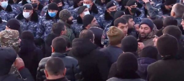 Полиция перекрыла дорогу, не позволив жителям Сюника запретить Пашиняну въезд в регион (21 декабря 2020). Сюник - Sputnik Армения