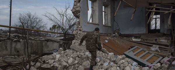 Мужчина возле разрушенного дома в городе Мартакерт (15 декабря 2020). Карабах Мужчина возле разрушенного дома в городе Мартакерт (15 декабря 2020). Карабах - Sputnik Արմենիա