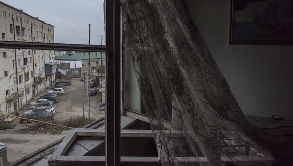 Вид из окна частично разрушенного дома в городе Мартакерт (15 декабря 2020). Карабах - Sputnik Արմենիա