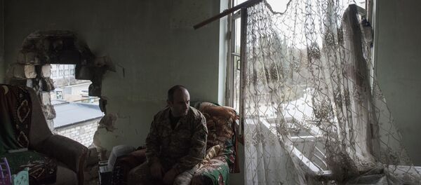 Мужчина у себя дома в городе Мартакерт (15 декабря 2020). Карабах - Sputnik Արմենիա