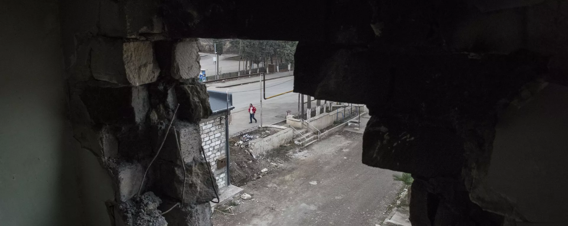 Вид из окна частично разрушенного дома в городе Мартакерт (15 декабря 2020). Карабах - Sputnik Армения, 1920, 30.08.2021