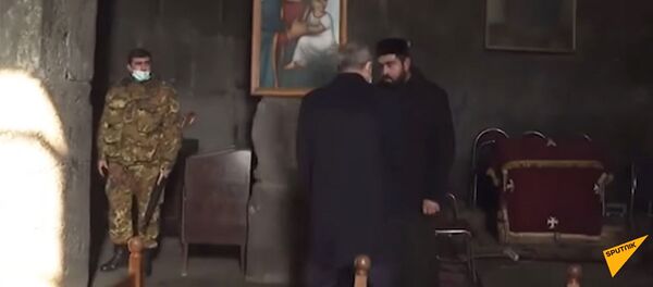 Святой отец не подает руки премьер-министру - Sputnik Армения