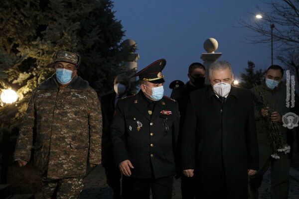 Глава Минобороны Армении почтил память павших в пантеоне Ераблур - Sputnik Армения
