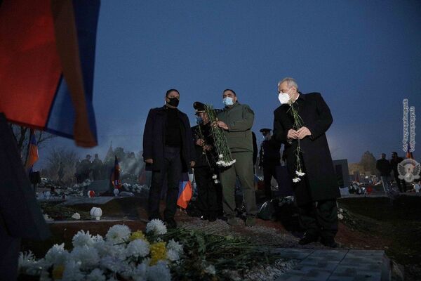 ՀՀ պաշտպանության նախարար Վաղարշակ Հարությունյանն այցելել է Եռաբլուր - Sputnik Արմենիա