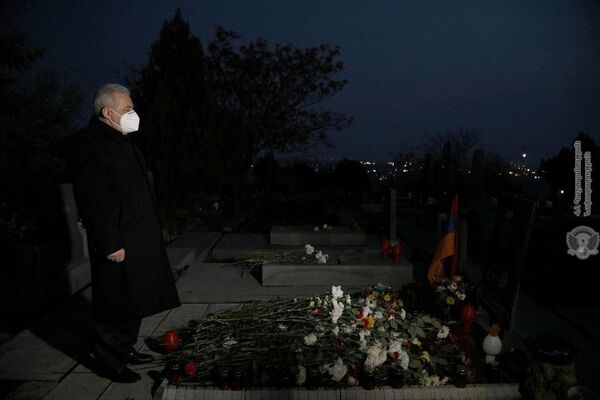 Глава Минобороны Армении почтил память павших в пантеоне Ераблур - Sputnik Армения