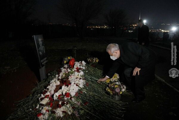 Глава Минобороны Армении почтил память павших в пантеоне Ераблур - Sputnik Армения