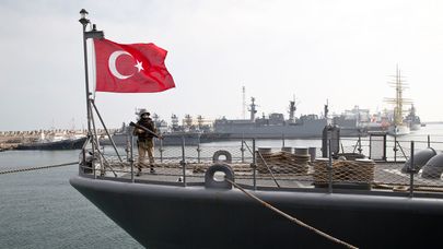 Турецкий морской пехотинец стоит на палубе судна ВМС Турции в Черноморском порту Констанца (15 марта 2015). Румыния