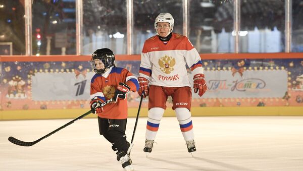 Путин играет в хоккей с мальчиком - Sputnik Армения