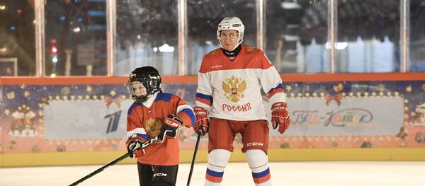 Путин играет в хоккей с мальчиком - Sputnik Արմենիա