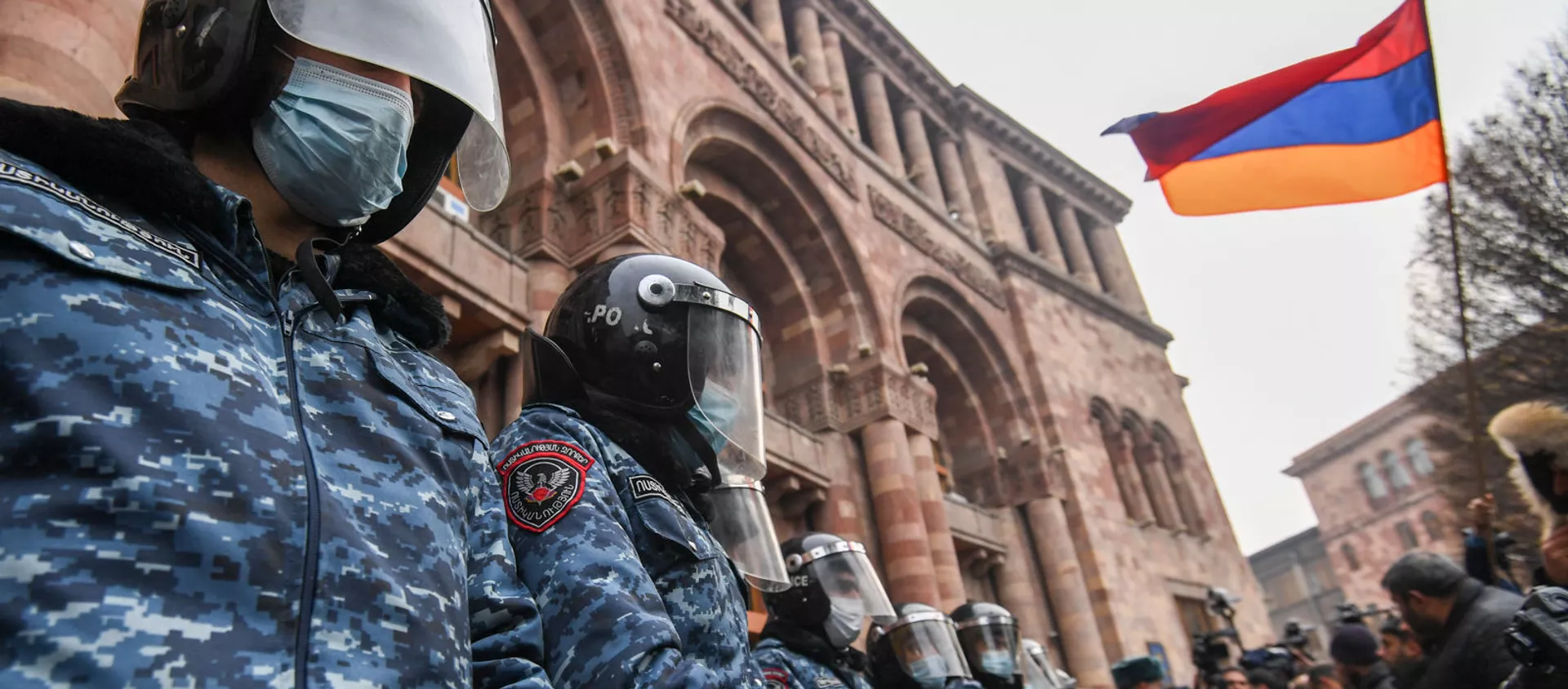 Полицейский кордон перед Домом правительства во время митинга оппозиции на площади Республики (22 декабря 2020). Еревaн - Sputnik Армения, 1920, 26.12.2020