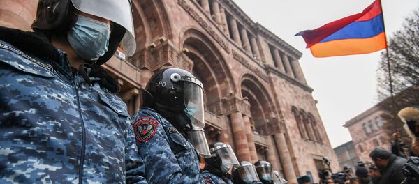 Полицейский кордон перед Домом правительства во время митинга оппозиции на площади Республики (22 декабря 2020). Еревaн - Sputnik Армения