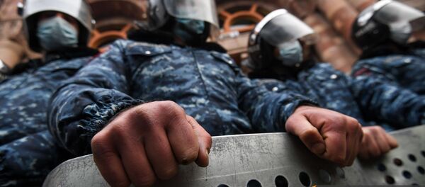 Полицейский кордон перед Домом правительства во время митинга оппозиции на площади Республики (22 декабря 2020). Еревaн - Sputnik Армения