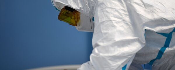 Врач у постели пациента во время обхода в госпитале - Sputnik Армения