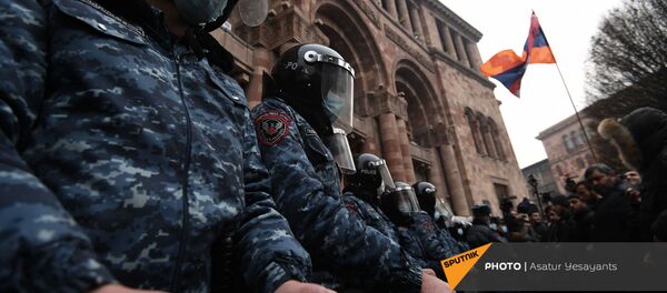Полиция в касках со щитами на митинге оппозиции (22 декабря 2020). Еревaн - Sputnik Армения