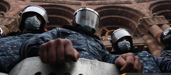 Полиция в касках со щитами на митинге оппозиции (22 декабря 2020). Еревaн - Sputnik Արմենիա