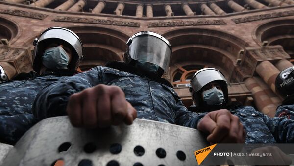 Полиция в касках со щитами на митинге оппозиции (22 декабря 2020). Еревaн - Sputnik Արմենիա