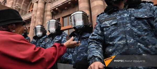 Полиция в касках со щитами на митинге оппозиции (22 декабря 2020). Еревaн - Sputnik Արմենիա