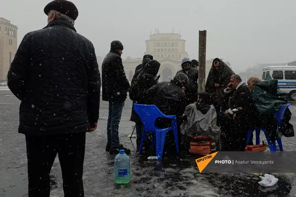 Протестующие на площади Республики в Ереване (23 декабря 2020). Еревaн Протестующие на площади Республики в Ереване (23 декабря 2020). Еревaн - Sputnik Армения