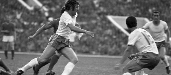 Аркадий Андреасян во время игры на Кубок СССР по футболу между командами Арарат (Ереван) и Заря (Ворошиловград) (9 августа 1975). Москвa Аркадий Андреасян во время игры на Кубок СССР по футболу между командами Арарат (Ереван) и Заря (Ворошиловград) (9 августа 1975). Москвa - Sputnik Армения