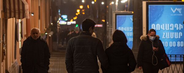 Пара прогуливается в Ереване Пара прогуливается в Ереване - Sputnik Արմենիա