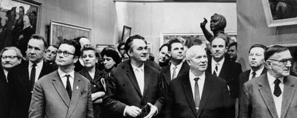 Никита Сергеевич Хрущев в окружении политических и общественных деятелей на выставке в Манеже (1 декабря 1962). Москвa - Sputnik Արմենիա