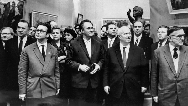 Никита Сергеевич Хрущев в окружении политических и общественных деятелей на выставке в Манеже (1 декабря 1962). Москвa - Sputnik Արմենիա