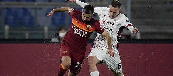 Хорватский полузащитник Кальяри Марко Рог в борьбе за мяч с армянским полузащитником Ромы Генрихом Мхитаряном во время футбольного матча итальянской Серии А (23 декабря 2020). Рим Хорватский полузащитник Кальяри Марко Рог в борьбе за мяч с армянским полузащитником Ромы Генрихом Мхитаряном во время футбольного матча итальянской Серии А (23 декабря 2020). Рим - Sputnik Արմենիա