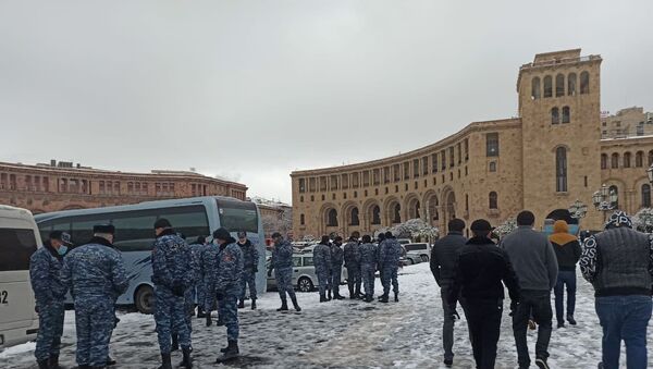 Полицейские выставили кордон у здания правительства (24 декабря 2020). Еревaн - Sputnik Արմենիա